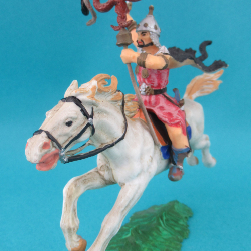 8751  Hun avec épée et süld avec crâne d'animal (II) sur cheval 1.